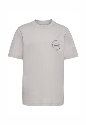 Lysegrå T-shirt med korte ærmer og rund halsudskæring med lille rundt logo og tekst på venstre bryst, der lyder "Serving the Game Since 1923."