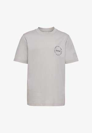 Jasnoszary T-shirt z krótkim rękawem i okrągłym dekoltem, z małym okrągłym logo i napisem na lewej piersi: "Serving the Game Since 1923."
