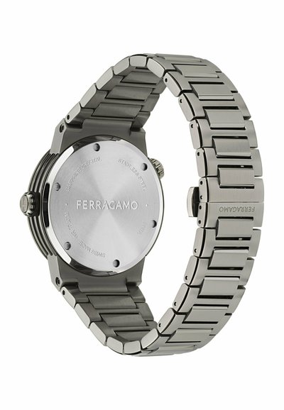 Reloj de acero inoxidable con tono plateado, acabado pulido y cepillado, caja redonda y pulsera de eslabones. Logo grabado en la parte posterior.