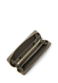 Gevetrokken portemonnee in olijfgroen gestructureerd materiaal, met meerdere kaartsleuven, een klein vakje met rits en hardware in goudkleur.