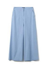 Pantalones de pierna ancha azul claro con rayas blancas verticales, hechos de una tela suave, con cinturilla y bolsillos laterales.