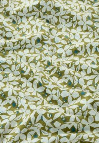 Vihreä oliivinvärinen puuvillakangas, jossa on toistuva valkoinen ja sininen kukkakuosi; kevyt, pehmeä rakenne ja hienovarainen kiilto.