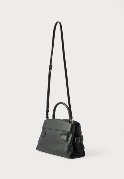Czarna skórzana torebka o usztywnionym kształcie. Posiada krótki uchwyt u góry oraz długi, regulowany pasek. Gładka faktura i minimalistyczny design.