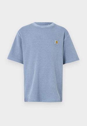 Ανοιχτό μπλε κοντομάνικο μπλουζάκι με υφή ριμπ και κεντημένο λογότυπο στο αριστερό στήθος. Στρογγυλή λαιμόκοψη.