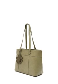 Kožená taška cez plece olivovo zelenej farby s dvoma dlhými remienkami a dekoratívnym príveskom v tvare kvetu, ktorý visí na prednej strane.