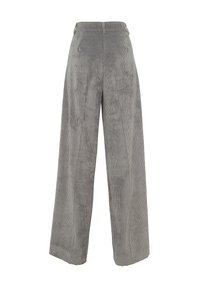 Pantaloni in corda a gamba larga di colore grigio chiaro, con righe verticali, vita alta e una superficie liscia.
