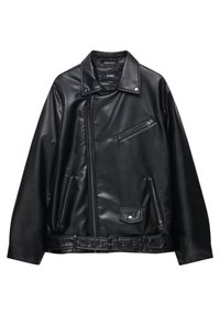 Veste de motard noire en similicuir avec fermeture éclair asymétrique, trois poches zippées, col à bouton-pression et taille ceinturée.