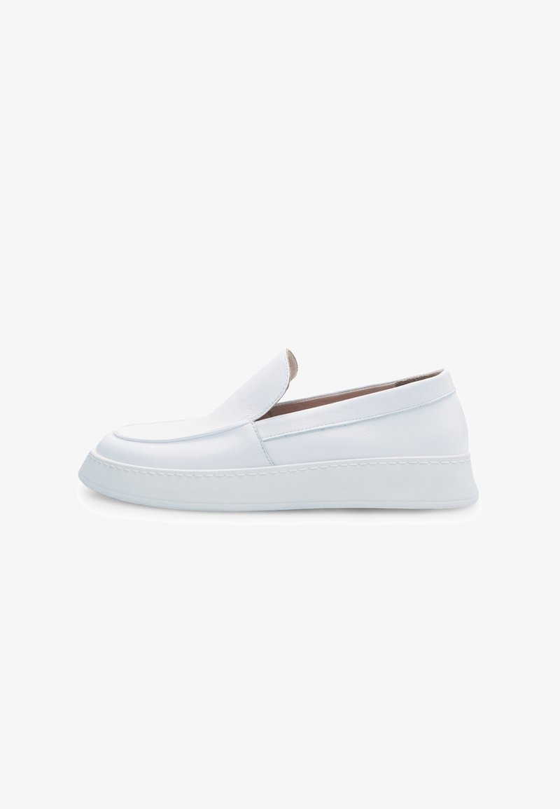 Scarpa slip-on bianca in pelle con punta arrotondata, texture liscia, cuciture minime e suola in gomma leggermente rialzata.