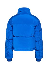 Blå pufferjakke med høj krave, cropped design, quiltet tekstur og ribbede manchetter. Glat, blank overfladefinish.