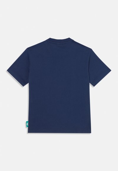 Granatowa koszulka z krótkim rękawem i okrągłym dekoltem, pokazana od tyłu z małą zieloną metką po lewej dolnej stronie.