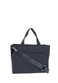 Schwarze Stoff-Tragetasche mit zwei Griffen, verstellbarem Schultergurt und Reißverschlusstasche außen. Charakterisiert durch minimalistisches Design und Logodetail.