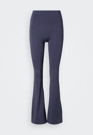 Naboravoplave, visokog struka hlače s širokim nogavicama, glatke tkanine i minimalnih šavova.