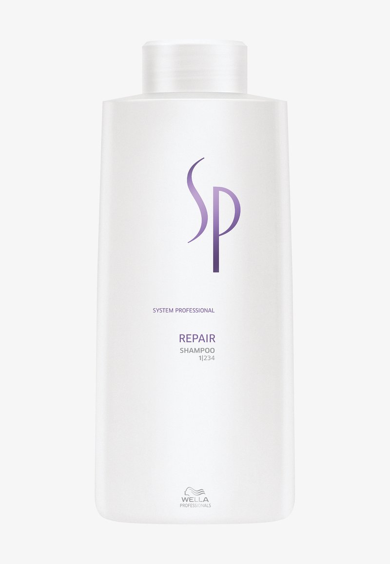 Witte fles Wella Professionals System Professional Repair shampoo met paars "SP"-logo en tekst op een effen achtergrond.