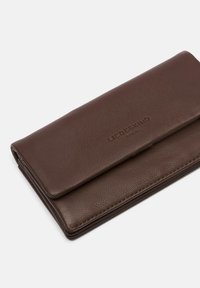 Brązowy skórzany portfel o gładkiej fakturze, z odszyciem na złożenie i wytłoczonym logo marki. Charakteryzuje się czystymi liniami i kompaktowym kształtem.