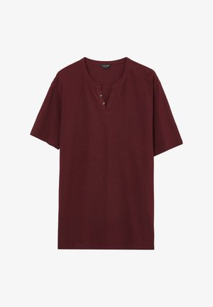 T-shirt corto borgogna in cotone con colletto rotondo, dotato di una patta con tre bottoni marroni e una vestibilità comoda.