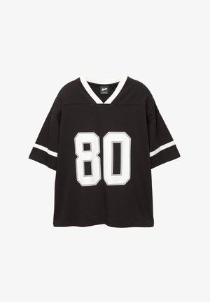 Crna majica kratkih rukava s bijelim detaljima, s velikim bijelim brojem "80" sprijeda i V-izrezom. Materijal: pamuk.