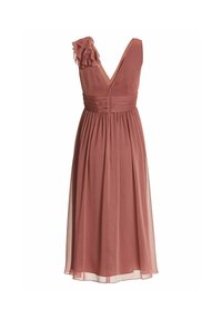 Robe midi rose poudrée avec un profond décolleté en V, une bretelle unique à volants, une taille cintrée et une jupe plissée fluide vue de dos.