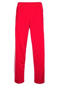 Röda idrottsbyxor tillverkade av lättviktigt material, med en elastisk midja och vita sidostår, rak bendesign, slät textur.