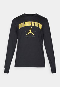 Svart langermet T-skjorte med "GOLDEN STATE" i gul skrift og en Jumpman-logo i gul over teksten "GOLDEN STATE WARRIORS".