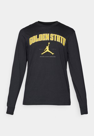 T-shirt preto de manga longa com "GOLDEN STATE" em fonte amarela e um logo Jumpman em amarelo acima do texto "GOLDEN STATE WARRIORS".