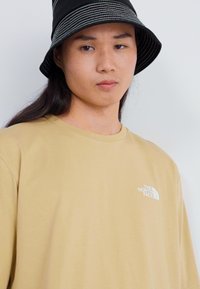 The North Face RELAXED MOUNTAIN SKETCH - Camiseta estampada - khaki stone
