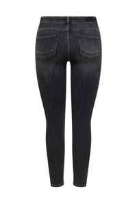 Μαύρο ξεβαμμένο στενό τζιν με δύο πίσω τσέπες και θηλιές για ζώνη, εμφανιζόμενο από πίσω σε λευκό φόντο.