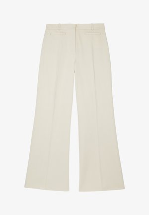 Pantaloni beige a gamba larga con passanti per cintura e tasche posteriori a filetto, caratterizzati da una piega sartoriale lungo ogni gamba.