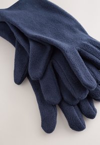 Granatowe rękawiczki polarowe o miękkiej fakturze, z prostym wzorem i długimi palcami zapewniającymi ciepło i ochronę.