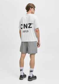 Jack & Jones Performance JCOCNZ BERLIN  - Trükipildiga T-särk - bright white
