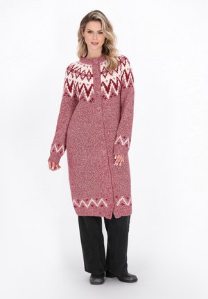 Langer roter Cardigan mit weißem Zickzackmuster an den Schultern und am Saum, aus strukturiertem Strickstoff, mit durchgehendem Knopfverschluss vorne.