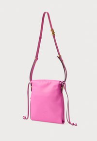 Bolsa de ombro em couro rosa com um design simples, cinta ajustável e fecho de cordão. As ferragens douradas adicionam detalhe.