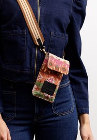 Custodia per telefono in tessuto intrecciato con motivi geometrici in rosa, arancione e verde, caratterizzata da una chiusura a pattina magnetica e un accento logo nero.