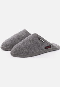 Pantofole grigie in feltro con design a punta rotonda, caratterizzate da una texture morbida e una suola in gomma, con etichette del marchio in accenti neri e rossi.