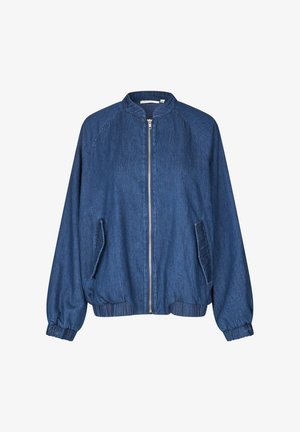 Chaqueta vaquera en azul oscuro, con cuello alto, cremallera frontal, puños elásticos y bolsillos laterales, con un diseño de ajuste relajado.