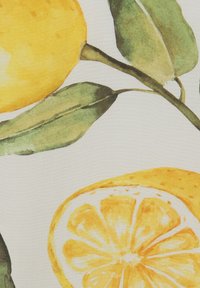Limones amarillos con hojas verdes, uno entero y uno en rodajas, representados en un estilo de acuarela sobre un fondo claro.
