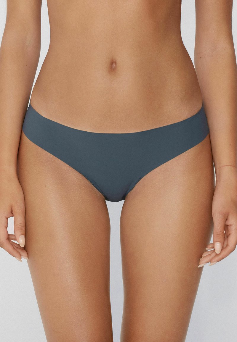 Szare majtki bikini o gładkiej fakturze, niskim stanie i szerokiej gumce w talii. Bezszwowe krawędzie zwiększają komfort i dopasowanie.