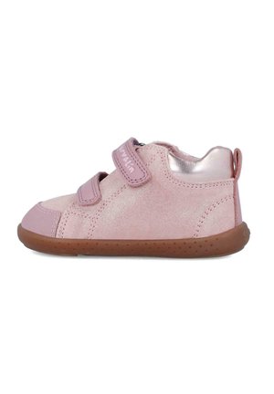 Zapatos de ante rosa con acentos metálicos y dos correas de velcro. Suela de goma con pequeñas perforaciones, con punta redondeada y cuello acolchado.