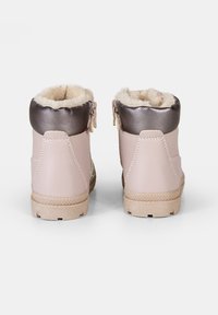 Rosa imitation läder ankelstövlar med en mörkbrun imitation pälskrage, bakdragkedjor och strukturerade gummisulor. Utmärker sig genom en solid design.