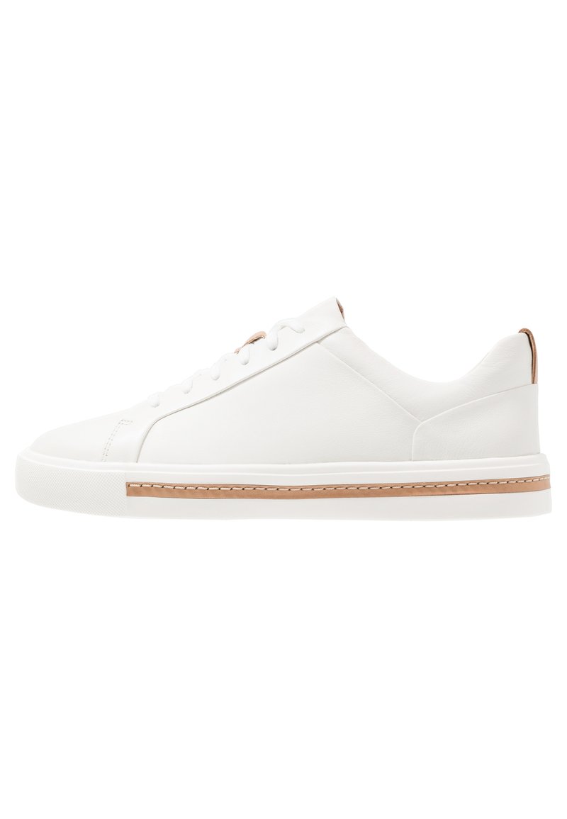 Weiße Leder Sneaker mit glatter Textur, versehen mit einem kastanienbraunen Akzentstreifen entlang der Sohle und klassischem Schnürverschluss. Minimalistisches Design.