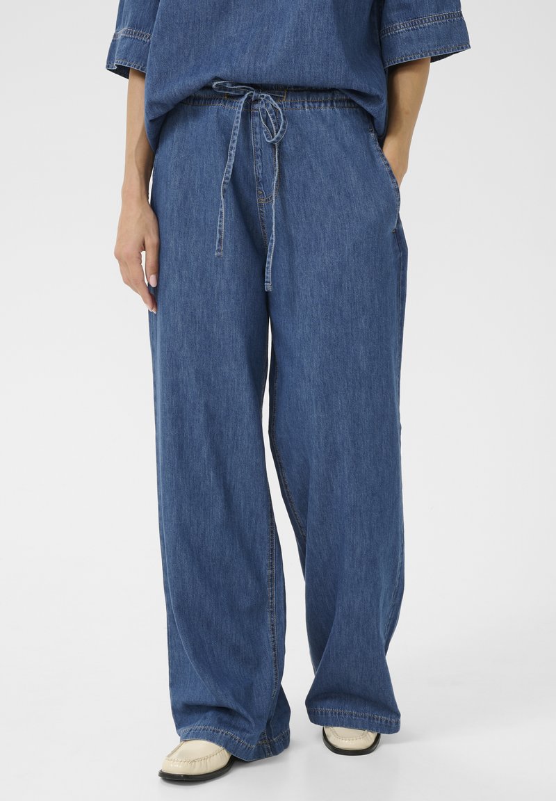 Brede denim broek in medium blauw, gemaakt van zachte katoen, met een verstelbare tailleband met trekkoord, zijzakken en subtiele stiksels.