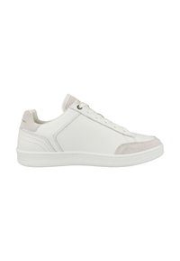 Zapatilla blanca de cuero con acentos de gamuza gris claro, suela de goma plana, diseño de punta redonda y cierre tradicional con cordones.