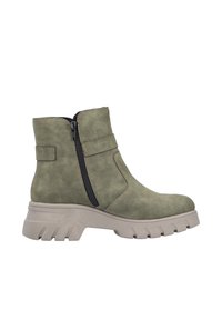 Bottes chevilles vert olive avec une finition texturée, fermeture zippée latérale et semelle en caoutchouc beige épaisse avec un motif moulé.
