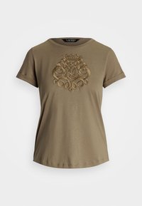 Olivgrön bomullströja med korta ärmar, följt av en texturerad guld broderad design framtill, rund halsringning och rak nederkant.