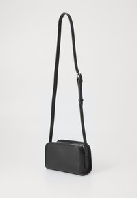 Borsa a tracolla nera in pelle con finitura testurizzata, forma rettangolare, scomparto con zip singola e tracolla regolabile.