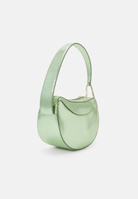 Groene metallic schoudertas met een ovale vorm, getextureerde afwerking, gladde randen en een slanke schouderband; uitgerust met een ritssluiting.
