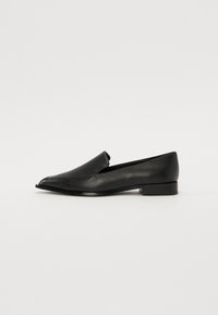Mocasines de cuero negro con punta afilada, textura suave, detalles de costura mínimos y un tacón rectangular bajo.