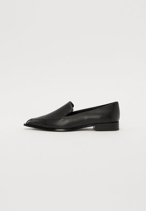 Mocassins en cuir noir avec un bout pointu, une texture lisse, des détails de couture minimalistes et un petit talon rectangulaire.