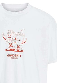 T-shirt en coton blanc avec un graphique rouge d'un personnage de hamburger et de boisson souriant, accompagné du texte "GANG SH*T" en dessous. Manches courtes et col rond.