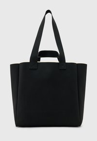 Sort indkøbsnet lavet af slidstærkt stof med to lange håndtag, en flad bund og en kontrasterende cremefarvet kant øverst.