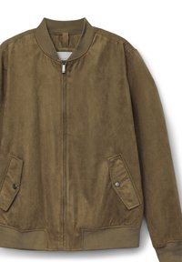 Giacca bomber in suede marrone con zip frontale, colletto a coste, polsini, fascia in vita e tasche con patta a bottone a pressione su entrambi i lati.